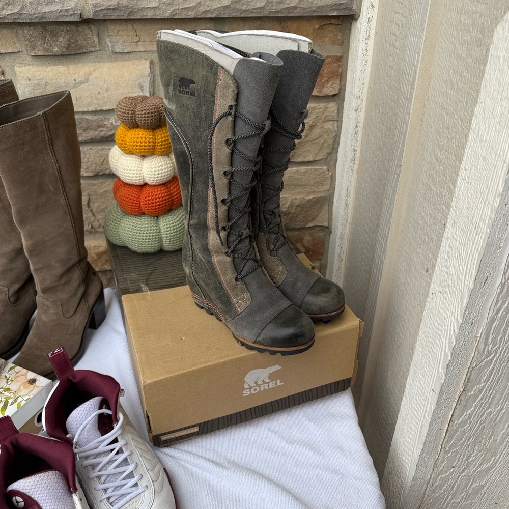 Sorel Women's Black and Brown Lace-Up Boots
